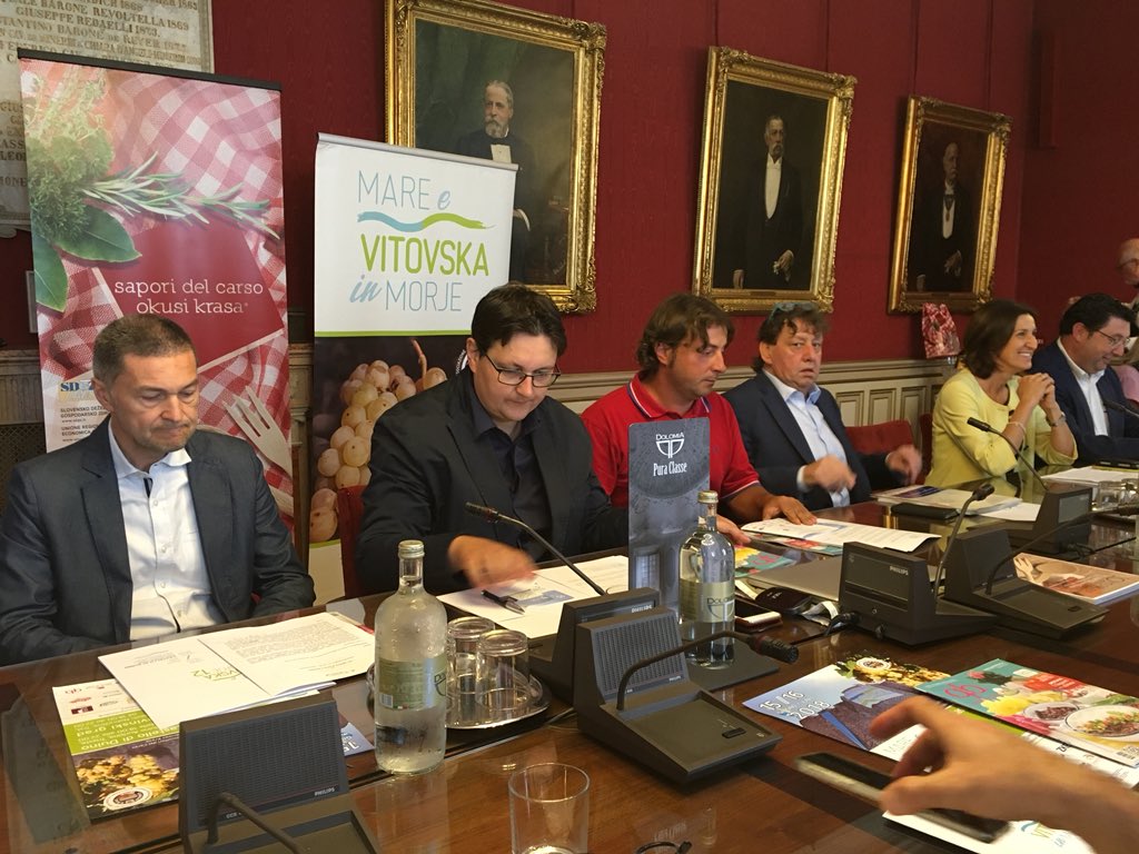DiscoverTrieste's tweet photo. Si sta avvicinando Mare 🌊 e Vitovska: oggi la presentazione dell’evento di venerdì 15 e sabato 16, una festa di tutti i prodotti del Carso 🧀🍯🥖non solo del vino! 😉 Pronto a brindare con noi? 🥂 https://t.co/IZPUCpMcOp https://t.co/p2j0xOfJQH