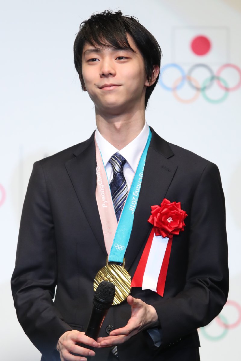 sn_figure's tweet photo. 【#JOCスポーツ賞 表彰式】#羽生結弦 は特別栄誉賞を受賞。表彰式に出席しトロフィーを受け取りました（写真：坂本清）

#フィギュアスケート #figureskate https://t.co/0VhkIEDYEi