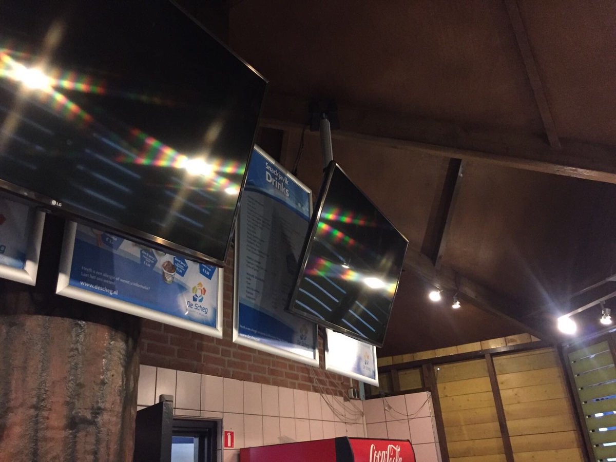 PromedAV's tweet image. Oude menukaarten worden letterlijk naar de achtergrond gedrongen. Digitale #menuborden #flexibel #inhetoogspringend en mooi.