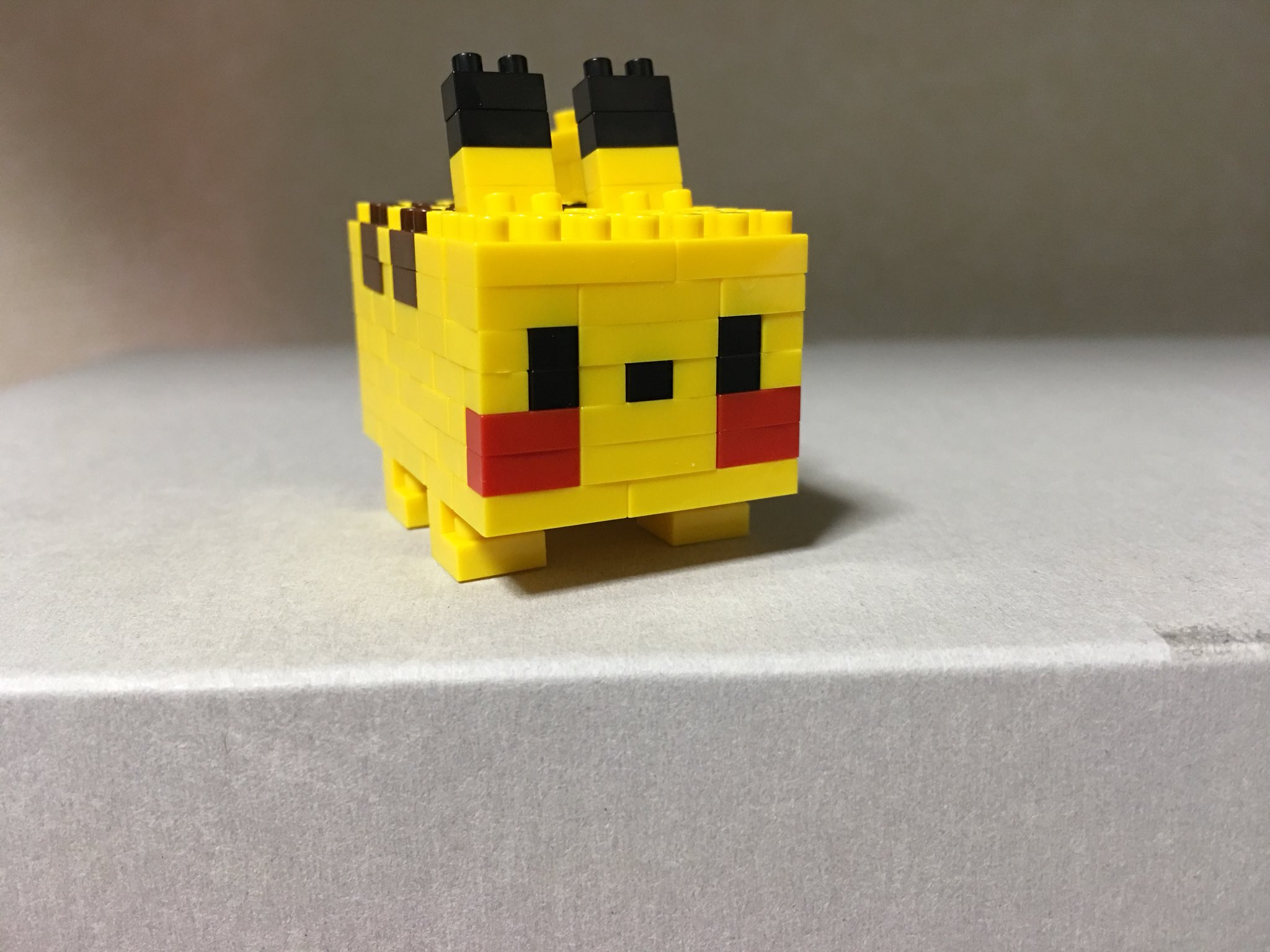 竹沢 ダダ兄 ナノブロック ポケモンクエストのピカチュウです どりのさんのツイートに掲載されていた設計図をプリントアウトして作りました 四角いのにちゃんとピカチュウちゃんと可愛い 最高です どりのさんありがとうございます とても楽しく作れました