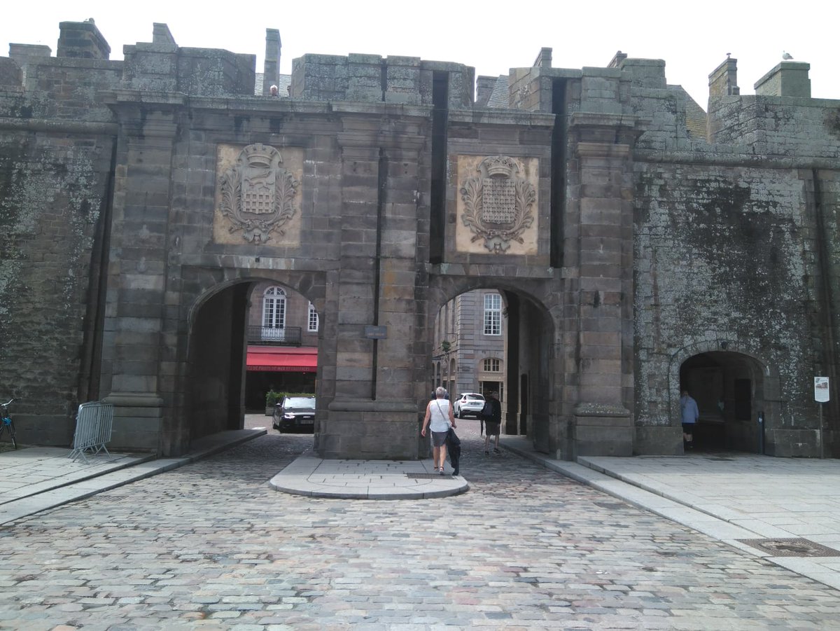 ¡De visita por tierras galas!
Nuestro conductor Belmonte nos envía estas imágenes desde Saint-Malo, ciudad portuaria en Bretaña, en el noroeste de Francia. Altas murallas de granito rodean el casco antiguo, que fue baluarte de corsarios.
#autocaresvalencia #autocares #autobuses