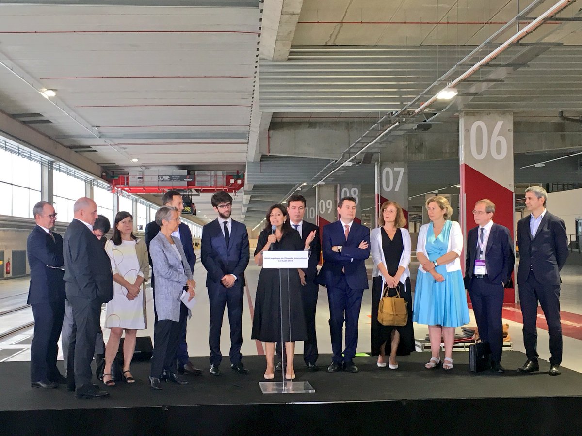 Anne_Hidalgo's tweet photo. #ChapelleInternational est basé sur la mixité. Mixité des fonctions du projet, mais aussi mixité sociale avec ses 56.000m2 de logements dont 45% de logements sociaux qui seront livrés en 2020. #Logement #ClassesMoyennes #LaChapelle #Paris18 #Paris #Logistique https://t.co/fovysQxjce
