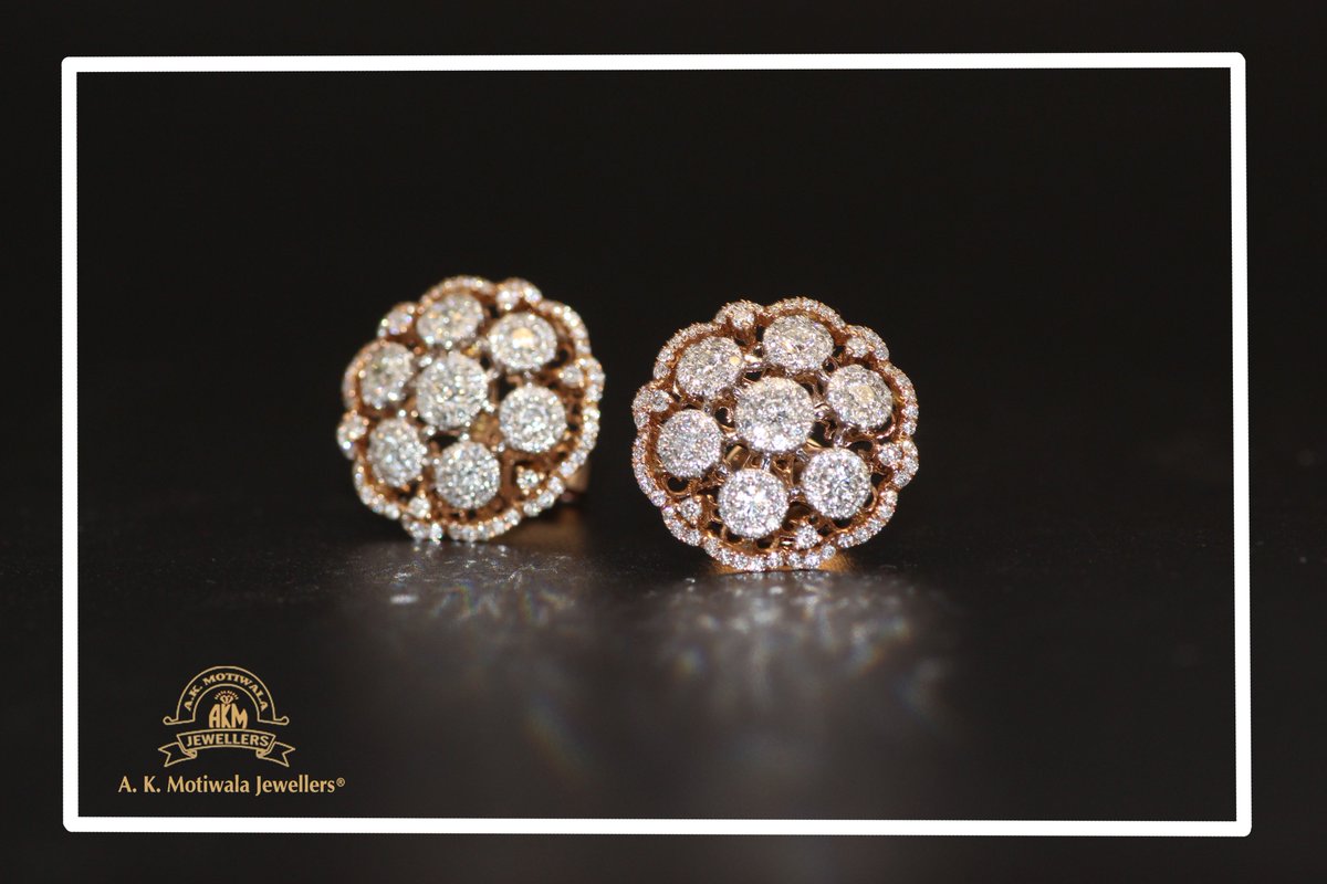 InfoMotiwala's tweet photo. NOTHING LIKE THE SPARKLE OF DIAMOND FLOWER EARRINGS WITH A GLEAMING DIAMOND HALO AROUND THEM 💎💎
#timelessclassics From The House Of @akmotiwalajewellers
Walk In To Claim Your #halo 💎
#studearings #flowerpower #halo #gleamingdiamiamonds #haloearings 
#finejewels #highjewels https://t.co/iItlLN0kRV