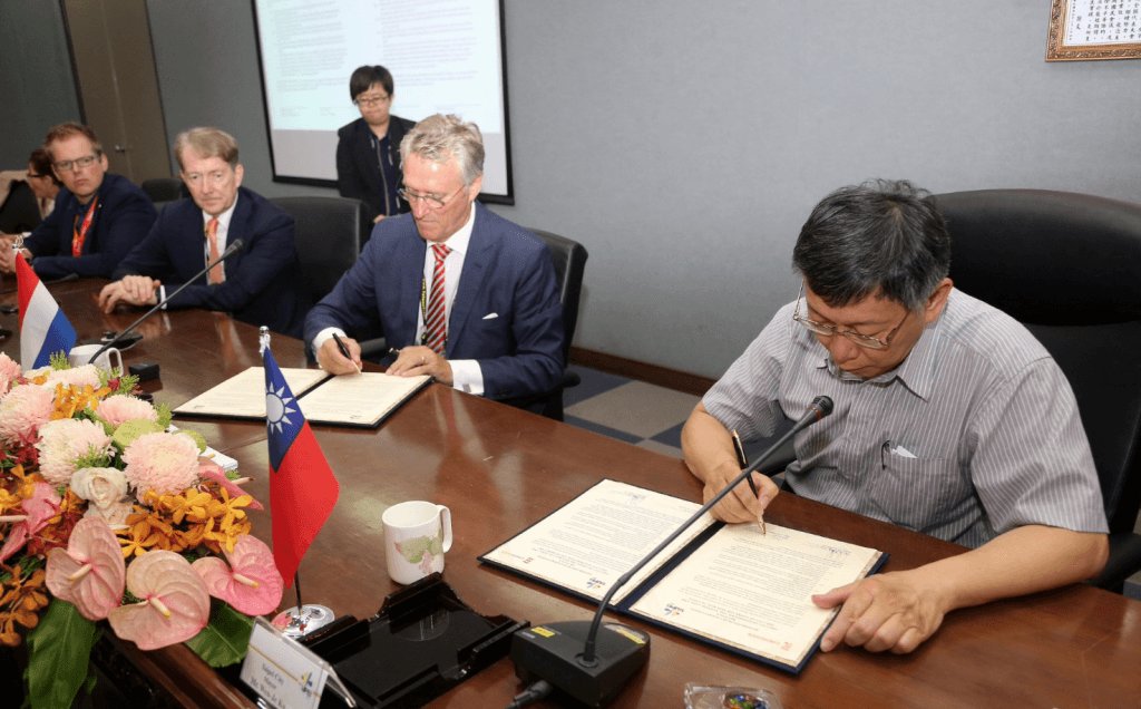 Brabantisbright's tweet photo. The cities #Eindhoven and #Taipei have collaborated intensely for years, and now both cities are going to further intensify their #collaboration in the field of developing #smart #city #solutions for improving #safety and #healthcare. https://t.co/vjiOvtEqRG https://t.co/ME3sTaYgCW
