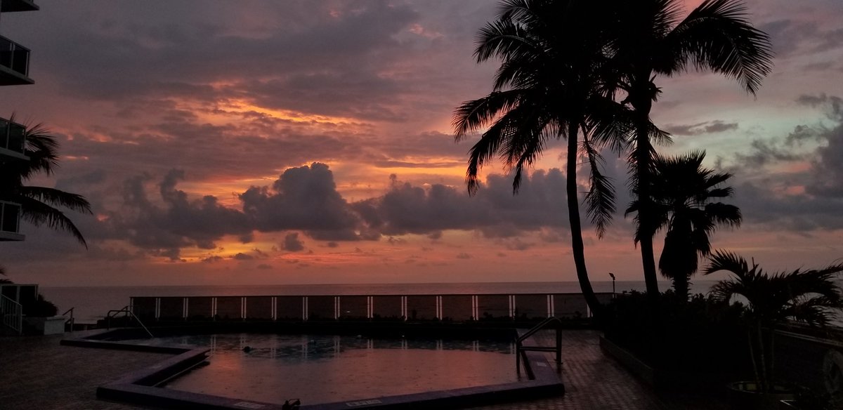 CanvasArtbyBart's tweet image. @CBSMiami @CBS4Weather @DaveWarrenCBS4 @LaurenPastrana @BIANCApeters8 @LissetteCBS4 @lizroldancbs4 @CraigSetzer Good morning from rainy Fort Lauderdale Beach #pinksunrise