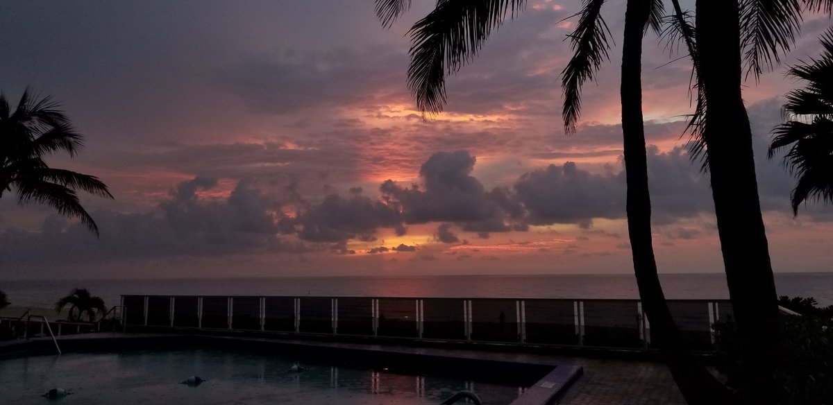 CanvasArtbyBart's tweet image. @CBSMiami @CBS4Weather @DaveWarrenCBS4 @LaurenPastrana @BIANCApeters8 @LissetteCBS4 @lizroldancbs4 @CraigSetzer Good morning from rainy Fort Lauderdale Beach #pinksunrise