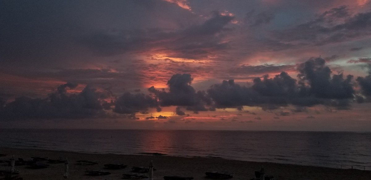CanvasArtbyBart's tweet image. @CBSMiami @CBS4Weather @DaveWarrenCBS4 @LaurenPastrana @BIANCApeters8 @LissetteCBS4 @lizroldancbs4 @CraigSetzer Good morning from rainy Fort Lauderdale Beach #pinksunrise