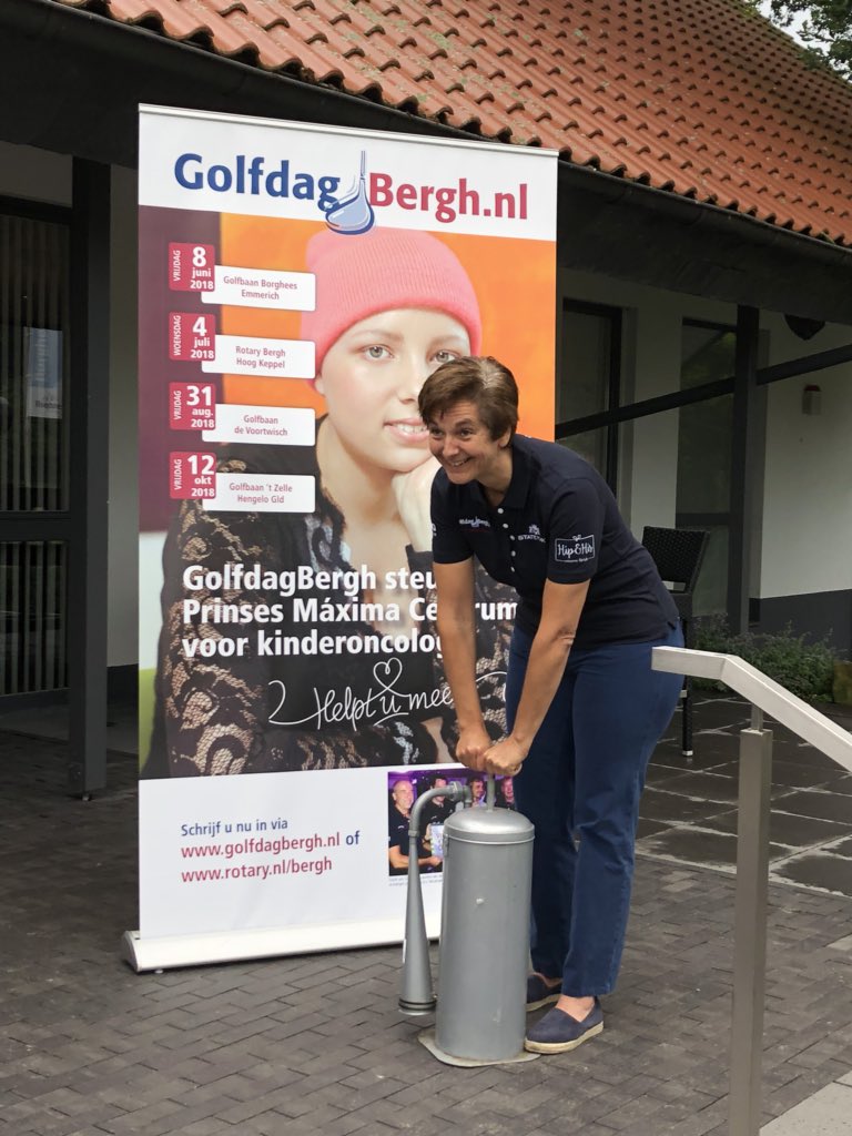 Het startschot op de toeter op @borghees door Esther Hullema van het <a href="/prinsesmaximac/">PrinsesMáximaCentrum</a> #startschot #golfdagbergh #golfenvoorhetgoededoel #kwf