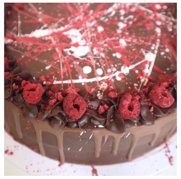 studiochoc's tweet image. 2 CAKES IN STORE READY TO TAKEAWAY THIS WEEKEND ❤️❤️❤️ We have a Chocolate&amp;amp;Salted Caramel Cake AND a Chocolate&amp;amp;Raspberry Cake. Both £25 each and ready for collection today or tomorrow. Perfect for a weekend treat #StudioChocolate