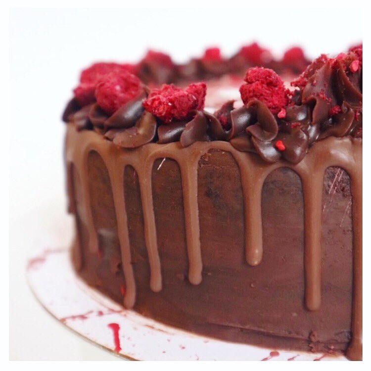 studiochoc's tweet image. 2 CAKES IN STORE READY TO TAKEAWAY THIS WEEKEND ❤️❤️❤️ We have a Chocolate&amp;amp;Salted Caramel Cake AND a Chocolate&amp;amp;Raspberry Cake. Both £25 each and ready for collection today or tomorrow. Perfect for a weekend treat #StudioChocolate