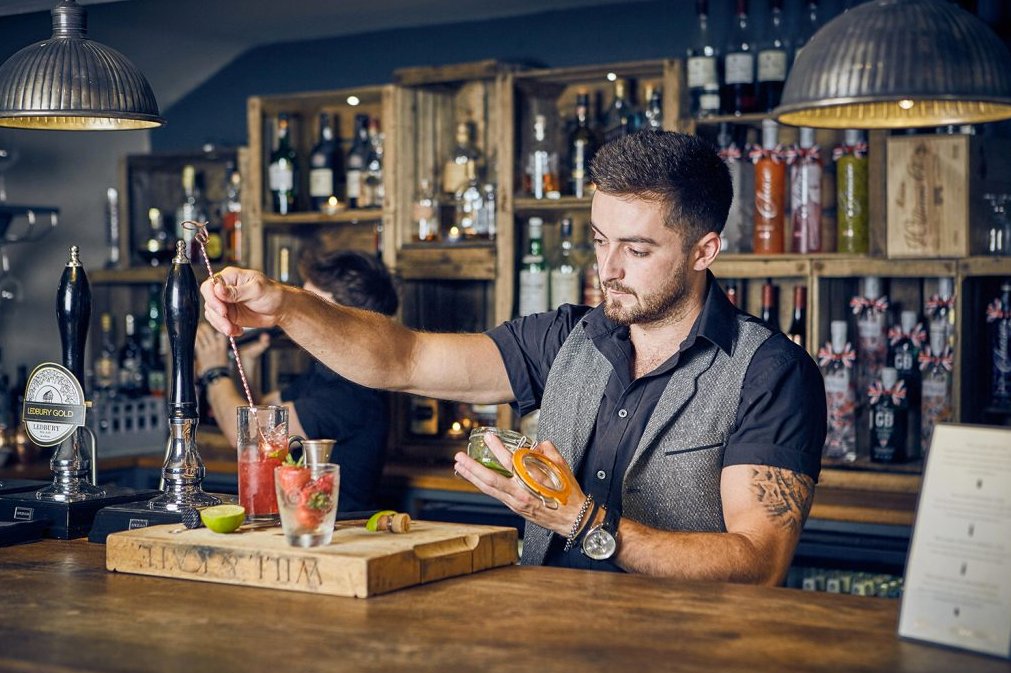 GreatestBritish's tweet photo. NEW #CocktailMasterclasses @VerzonHouse #Herefordshire Creating &amp; sampling World Beating @ChaseDistillery cocktails. Tips, Treats &amp; Eats! https://t.co/IrBDXsMSjP #WorldGinDay2018 #fathersdaygifts #GourmetXperiences https://t.co/Jvio2WGRpW