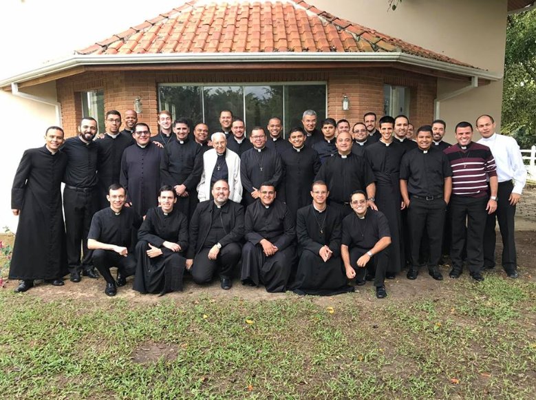 cnsonia's tweet photo. O sacerdote é o amor do coração de Jesus. Rezemos pela santificação do clero. #Solenidade #CoracaodeJesus https://t.co/dykZKyi343