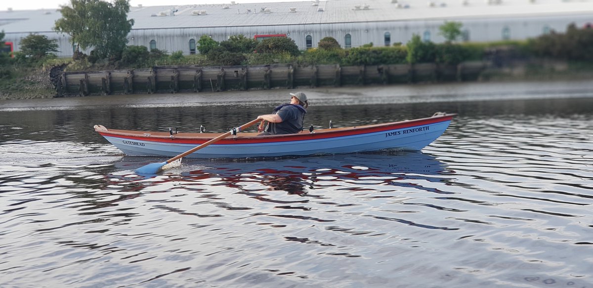 gatesheadcrc's tweet photo. Gateshead CRCs varied fleet out on the Tyne #rowgateshead #communityrowing https://t.co/ZL5ic5A42q