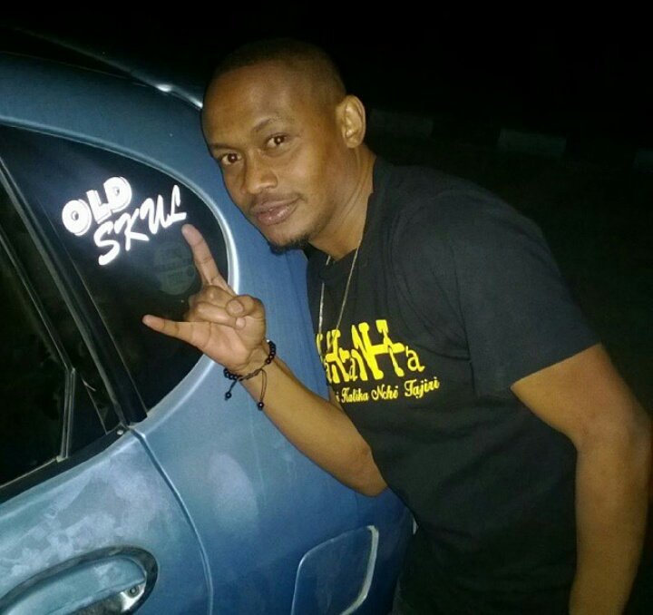 djhiplus92's tweet photo. #FurahaDay
Unamfaham kama #TwaliB na MUSIC unamjua kama #SaeBwoy kutoka #GreenCity. Anaanzisha mpango wa #Bongo360 na kitu yake mpya #Nakusora ft @BrownPunch. Dondoka na #HappySong yako @AdamSolinzatz atasema nayo then @DjDjhiplus adondoke nayo kwa playlist yake mpka 10jioni🎤📻 https://t.co/4UEiYOrNHB