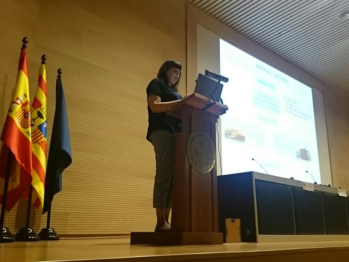 OMTSpain's tweet photo. La profesora Vanessa González explica su estudio de eficacia de técnicas manuales en la columna cervical #IIICONGRESOOMT #20yearsofomt https://t.co/ZVUI69puJG