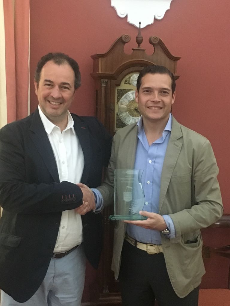 zaltanpharma's tweet photo. .@eremezal, COO de @icongroupocs y CEO de @zaltanpharma, entrega el Premio Iberoamericano de Salud al Emprendimiento e Innovación, @GoHealthAward, a los fundadores de @health_pocket. #GoHA2018 https://t.co/cP9XGlBtOR https://t.co/YPi2PeePpL