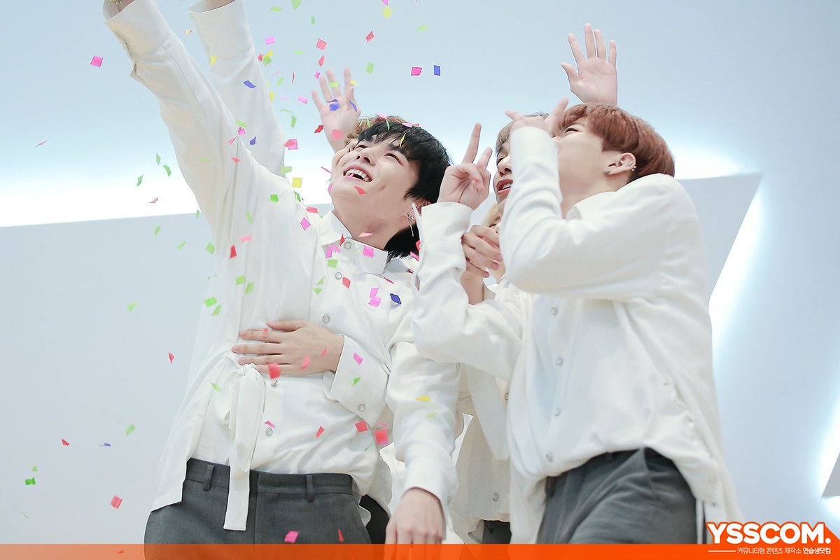 ysscom_'s tweet photo. [#연생샷] X 빅톤(VICTON) 📸 꽃가루 날리는 해피엔딩의 숨은 주역부터 이 세상 흥이 아닌 노래방까지, #빅톤 의 마지막 비하인드 대공개🔥 지금, 연습생닷컴 홈페이지에서 빅톤 촬영현장 풀버전을 확인해보세요💞

Full ver.▶️ https://t.co/lR0j5hhC8T
#VICTON @VICTON1109 https://t.co/cxFBUWLB3b