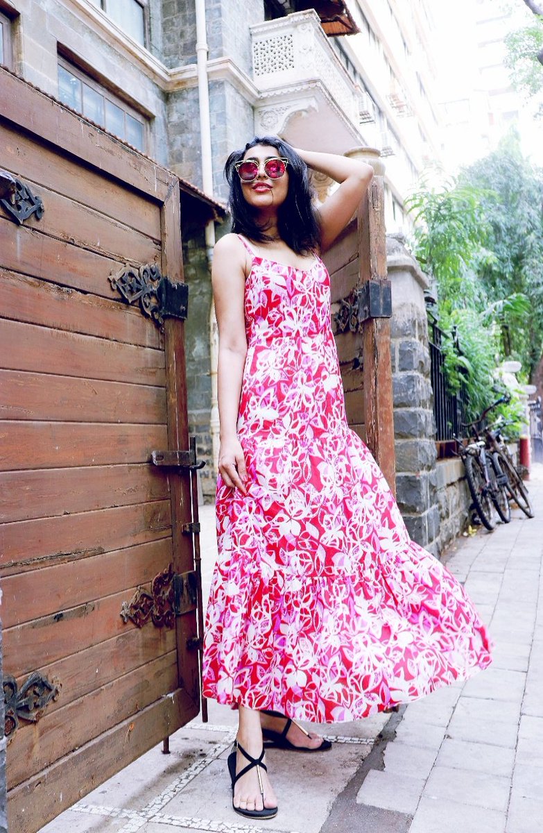 Thestylechatter's tweet photo. A red floral dress can see me through any season💕 @FemBloggers @LovingBlogs @loveblogRT @sincerelyessie @BBlogRT #bloglove2018rt #indianbloggies #fashion #allthoseblogs #blogginggals #bloggerstribe #bloggers #thebloggercrowd #thebloggershub #BloggerKind https://t.co/CY6Mzbj3ND