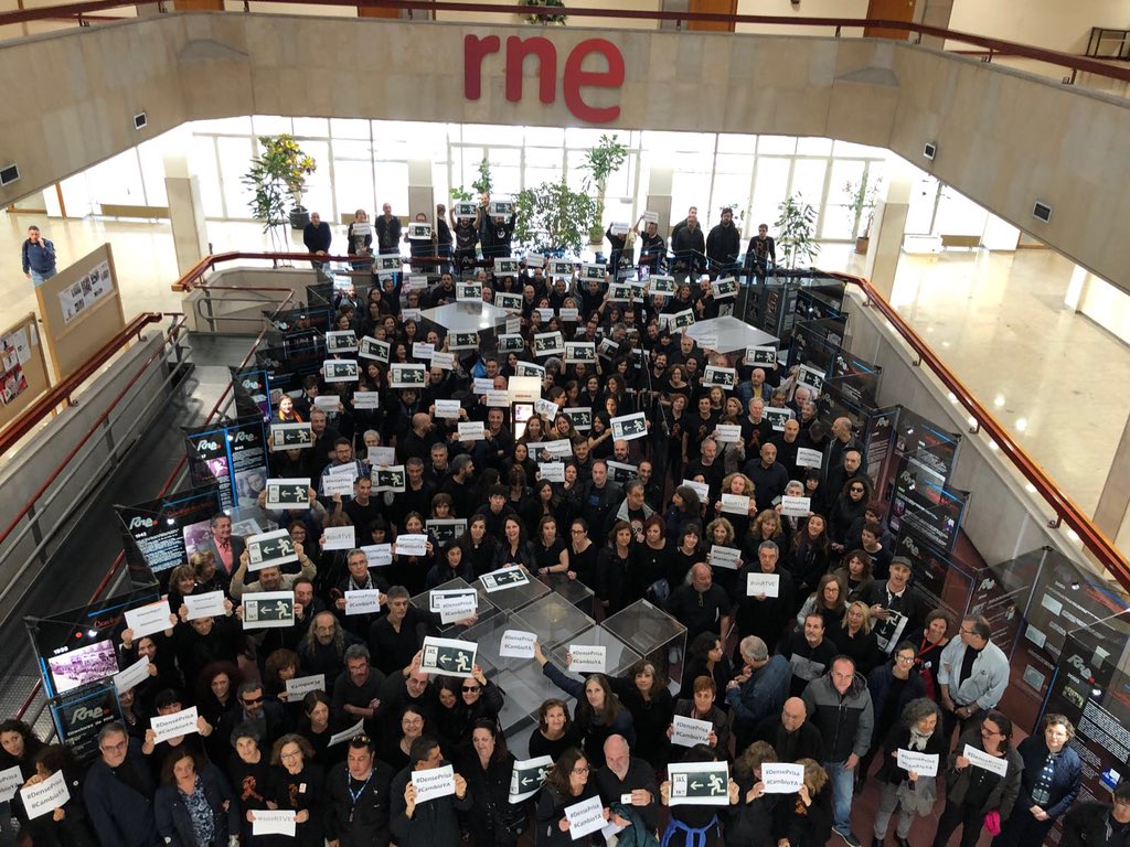 hf_emma's tweet photo. ¡Ojalá sea el último #viernesNegro7! Que los partidos políticos hagan un proyecto a largo plazo para @rtve. Una radiotelevisión al servicio de los ciudadanos y una programación de calidad que no haga lo mismo que las cadenas privadas sino que sea servicio público #DensePrisa https://t.co/3adrsUaR12