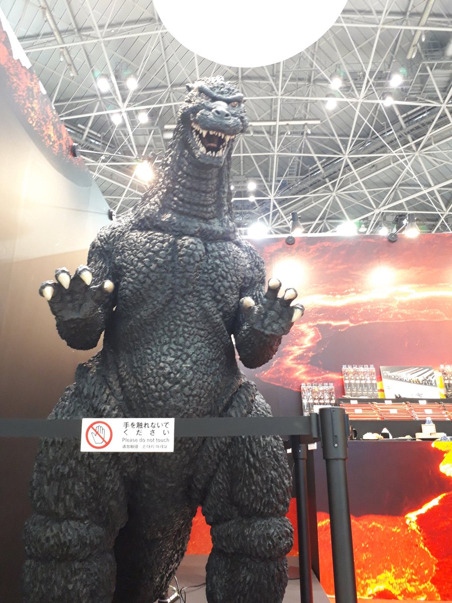 ゴジラ Twitter પર 東京おもちゃショーにゴジラ出現 フォーカートのブースに 平成ゴジラシリーズで実際に使用した型を用いて製作したゴジラ像が初登場です その後各地のゴジラグッズ売り場にも登場予定ですが 明日明後日のおもちゃショーにぜひお越しください