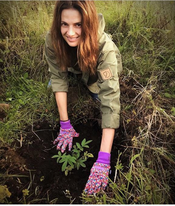 leingh's tweet photo. #StanaKatic IG @/drstanakatic https://t.co/MT4A5Dpmfi
・・・
Lending a hand to reforest some #MountainGorilla habitat. Thank you to all of the inspiring people (Hadley & Jomi) contributing to #Conservation in this phenomenal part of the world. 🌋 #RwandaMyWay #Rwanda #EastAfrica https://t.co/3mWDNzxOsD