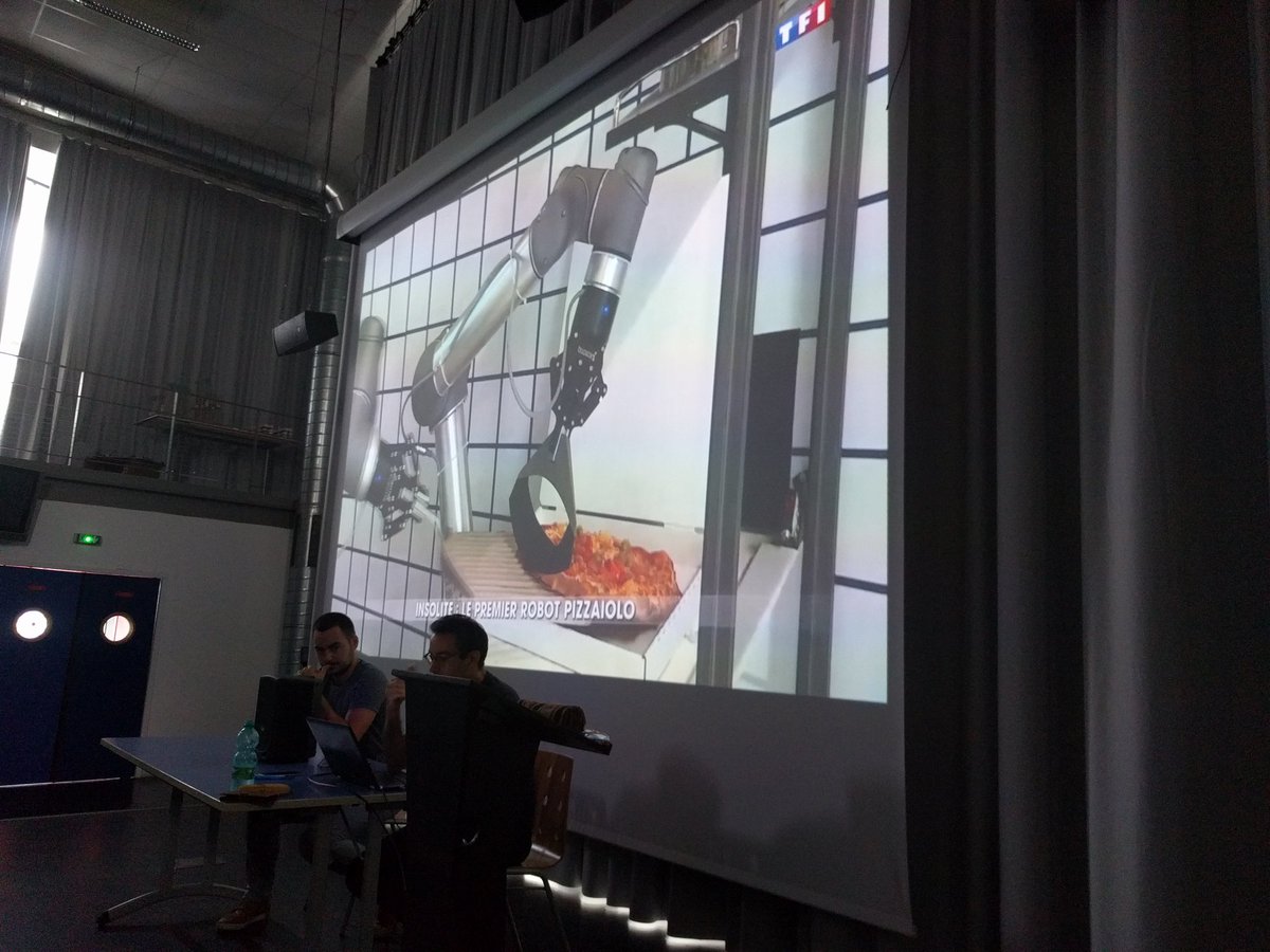 Robots making GOOD Pizza <a href="/StrateResearch/">StrateResearch</a> <a href="/StrateDesign/">Strate École de Design</a> with @Ekim Thibaud Prudhommeb en stage à Strate !