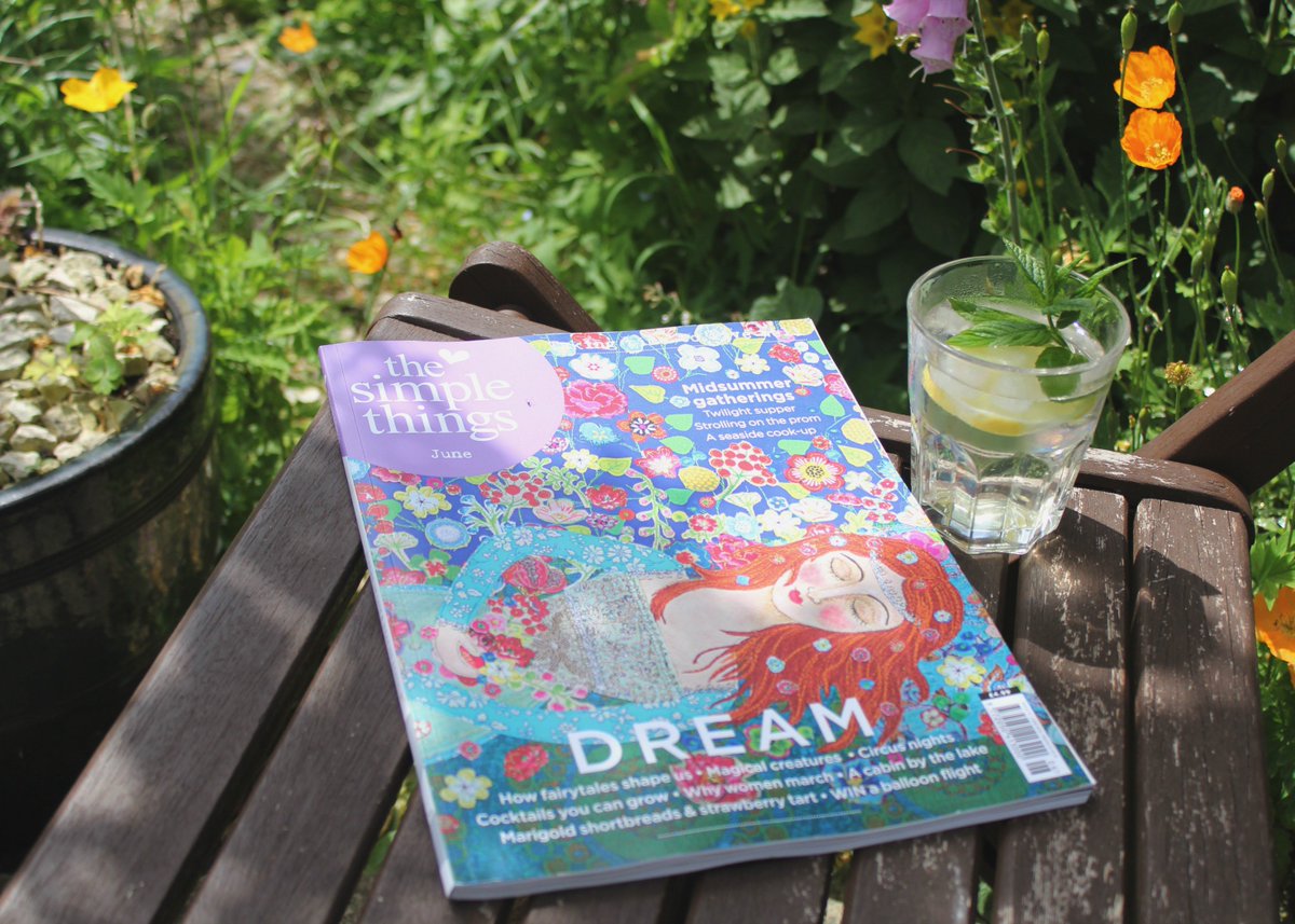 ScribblingSoph's tweet photo. It's Friday. It's gone 12. That's cocktail time in my book, and you can find out how to grow your own cocktails in my article for this month's @simplethingsmag. Chin chin! #FridayFeeling #mysimplething #homegrown https://t.co/ds8sqU33fh