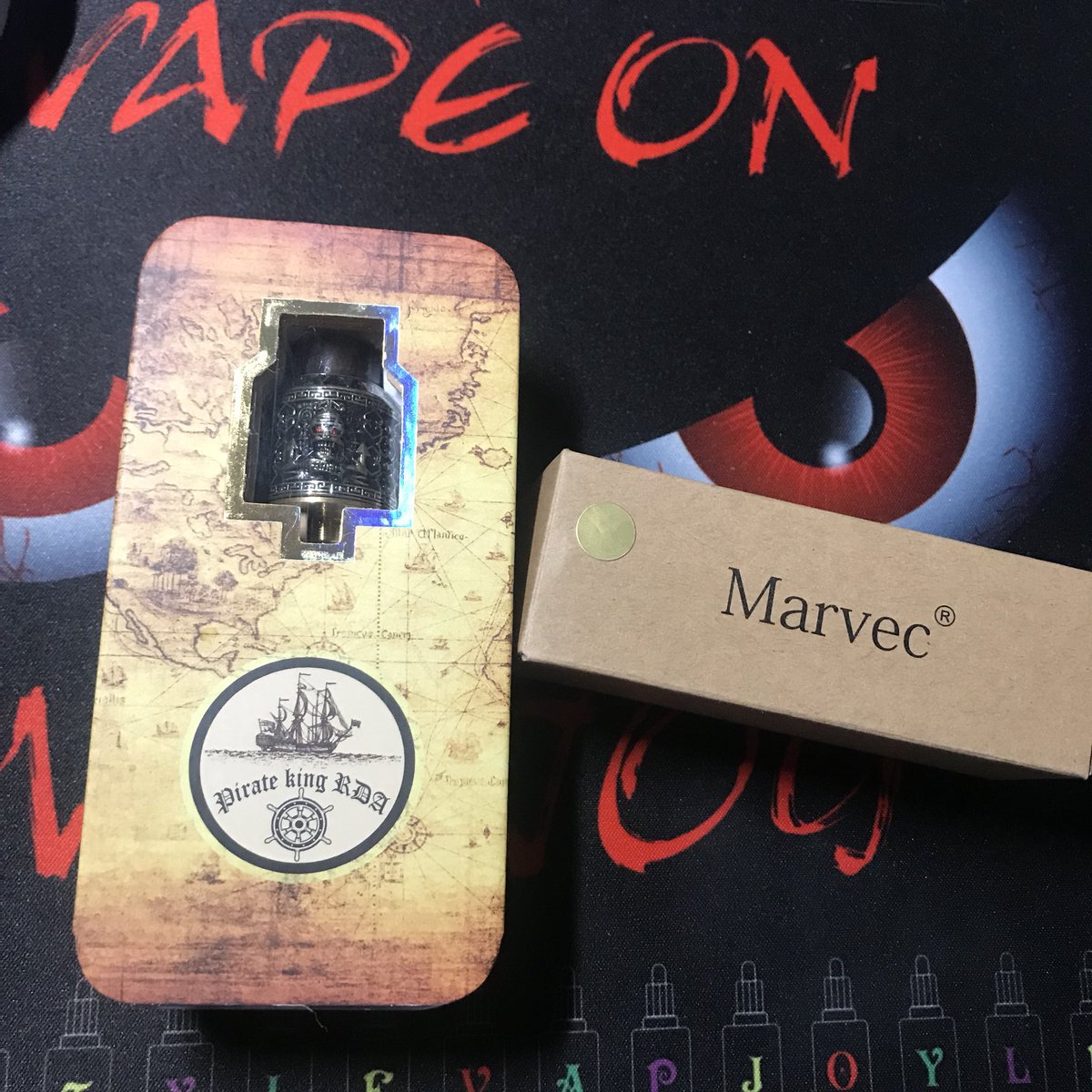 mabochan70's tweet photo. 今日届いたのはこれ!
Marvec
SKELETON KING KONG✨
そして!
RISCLE
Pirate King RDA✨
エングレービングがかっこいい
(*´▽`*)
ブラスとブラスで合わせてみました
(๑ơ ₃ ơ)✨✨
#marvec #skeletonkingkong
#riscle #piratekingrda https://t.co/9vyimftCLK