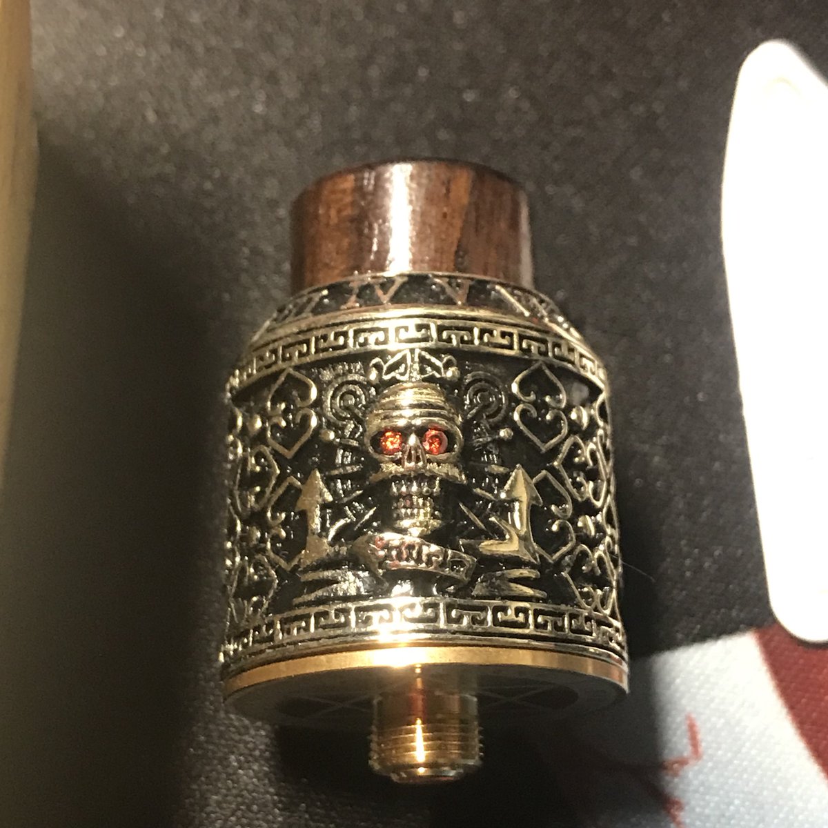 mabochan70's tweet photo. 今日届いたのはこれ!
Marvec
SKELETON KING KONG✨
そして!
RISCLE
Pirate King RDA✨
エングレービングがかっこいい
(*´▽`*)
ブラスとブラスで合わせてみました
(๑ơ ₃ ơ)✨✨
#marvec #skeletonkingkong
#riscle #piratekingrda https://t.co/9vyimftCLK