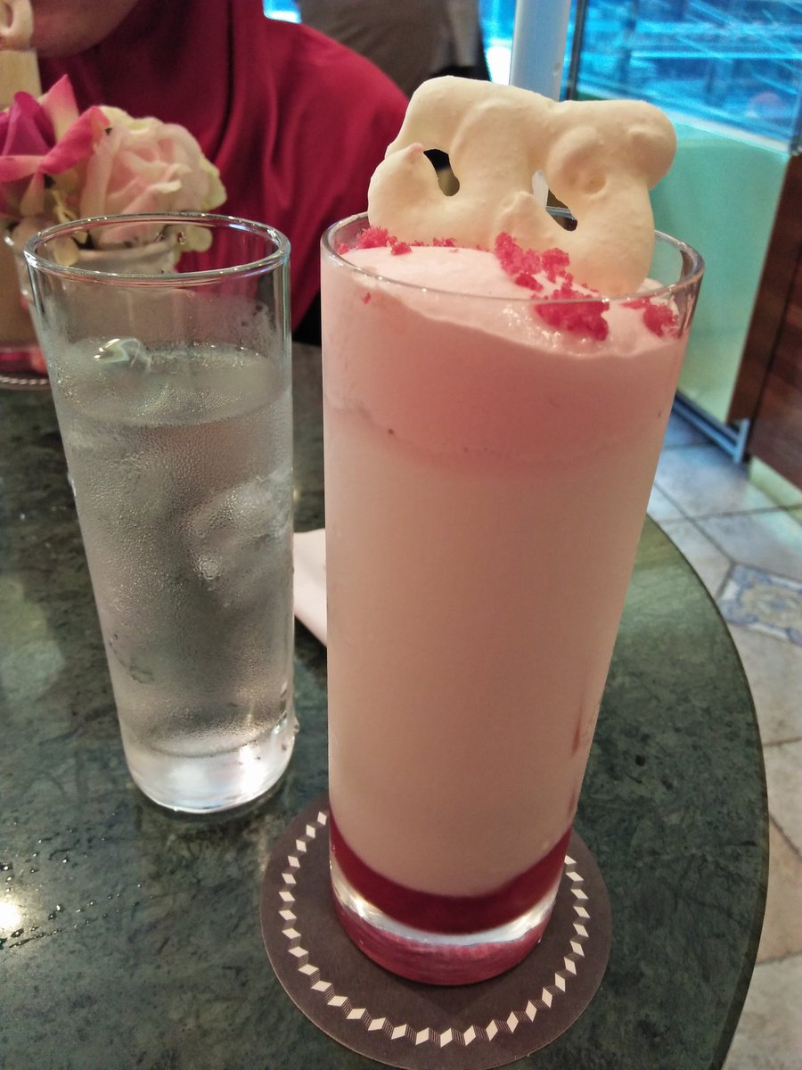cassie_layha's tweet photo. Trying strawberry smoothies  #kavemall @bornfreeonekiss https://t.co/gU23nhiCup