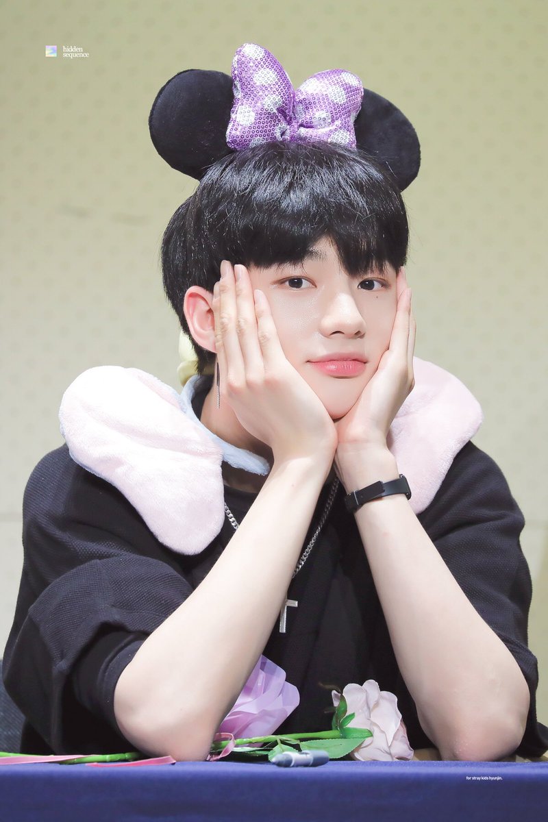 sequence_hj's tweet photo. 180429 현지니 꽃 🌷🐰

#스트레이키즈 #현진 #황현진 
#StrayKids #Hyunjin https://t.co/slA2zFRa4Q