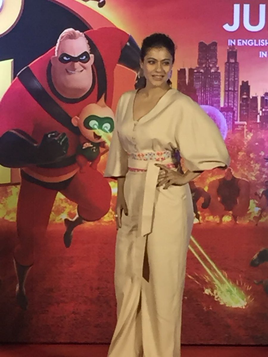 Live: @KajolAtUN looks cool as she poses for the media at @DisneyPixar's  #Incredibles2 event

@DisneyIndia @TheIncredibles #Kajol #BikramDuggal @Disney @disneyfilmindia @SamuelLJackson #HelenParr #Elastigirl