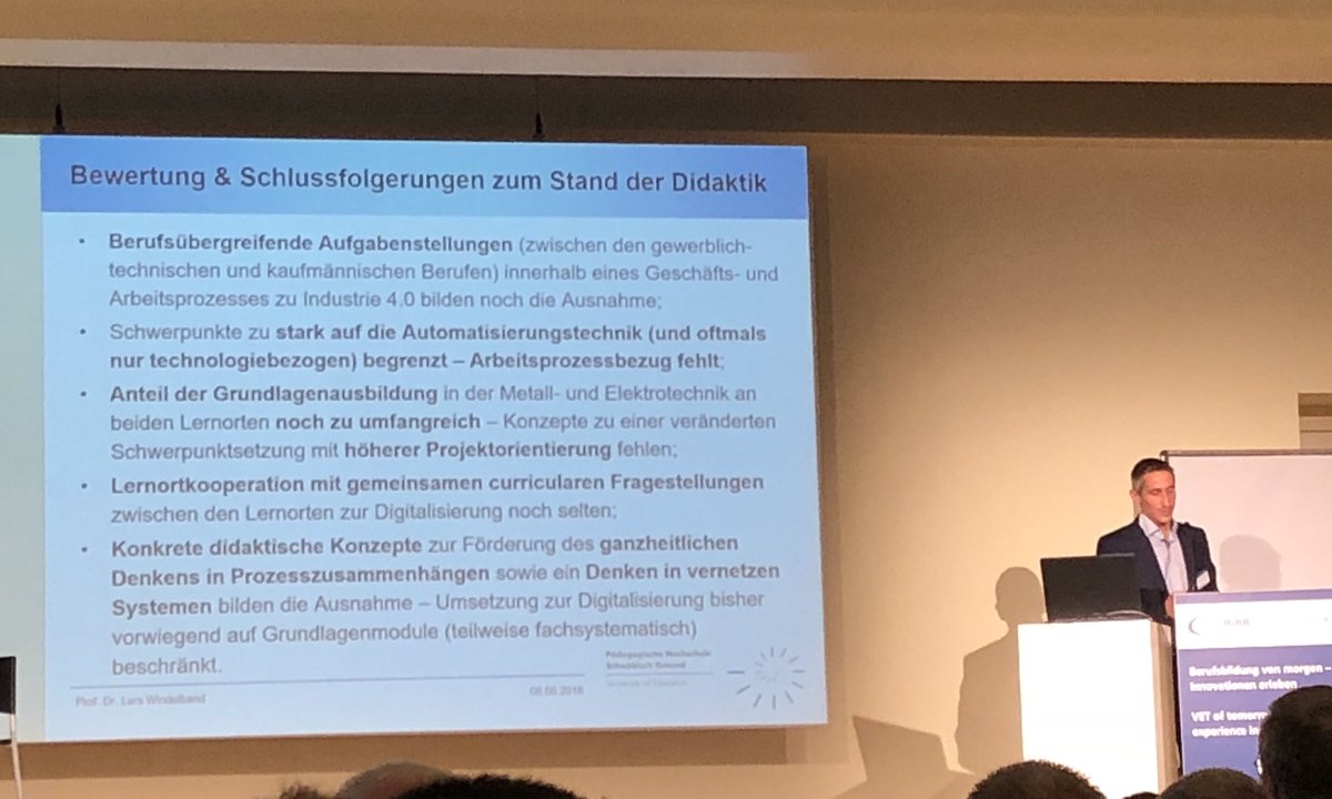 HeilmannFrauke's tweet photo. Prof. Lars Windelband: Eine #Industrie 4.0 und #Berufsbildung 4.0 braucht eine #DIDAKTIK 4.0., u.a. um die Prozesskompetenz zu stärken. #BIBB18 #Forum1 https://t.co/KnVvWTvJGz