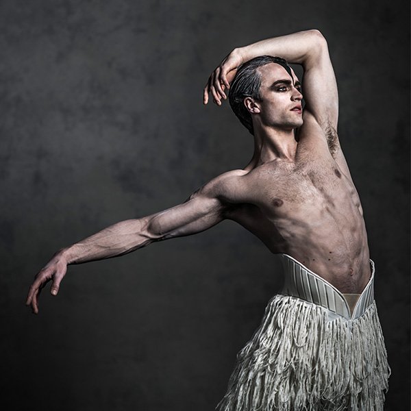 TheRoyalBallet's tweet photo. From prince to swan...

Matthew Ball will dance the role of The Swan as part of @SirMattBourne's Swan Lake at @Sadlers_Wells

#ROHswanlake 🔜 #SwanLake

https://t.co/BTYzSHwsVa https://t.co/hRWBZtgsYa