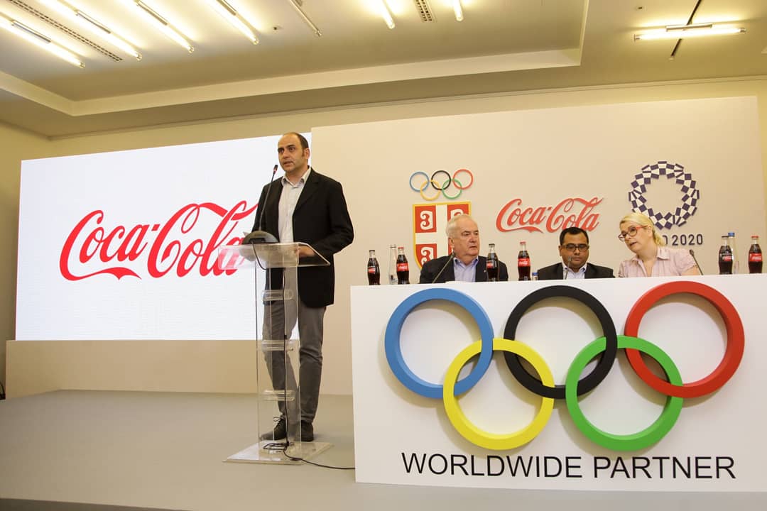 OKSrbije's tweet photo. #TeamSerbia imaće snažnu podršku @CocaColaSrbija tokom naredne tri godine, kao i na Olimpijskim igrama koje će biti održane u @Tokyo2020, a danas su tim povodom na svečanoj ceremoniji ugovor potpisali Abhaj Parenkar, direktor franšize, kao i @MaljkovicB, predsednik #OKS https://t.co/FimHWRqnI8