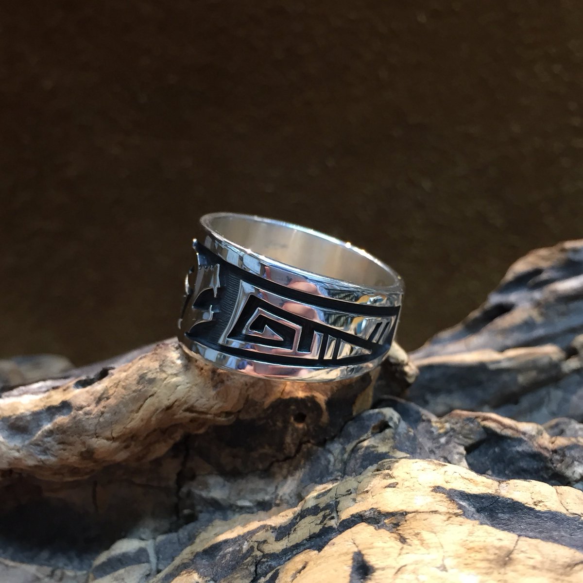 Horizon立川 Arthur Allen Lomayestewa アーサーアレンロマイェスティワ の作品 ベアのモチーフは力強さという意味があります 意味通り 力強さを感じられるベアモチーフのリング アーサーアレンロマイェスティワの作品はカッティングがとても綺麗で