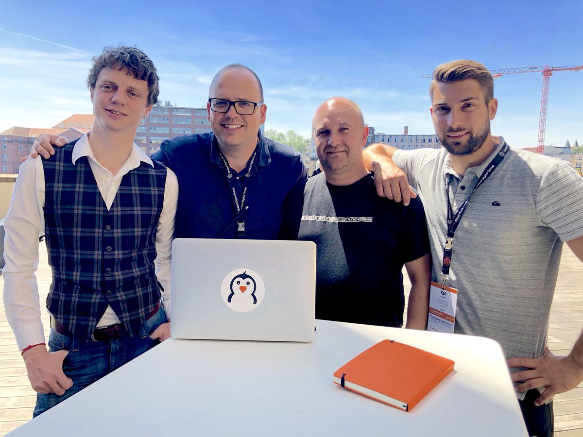 red7connor's tweet photo. Teamfoto bei 30 Grad im Schatten. Nicht nur die Vorträge sind heiß... @red7connor @soggoth @MrKaiSchmidt und @BPrufer auf der #IAkonferenz https://t.co/iEDmCLbevM