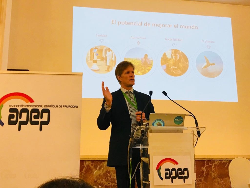 MicrosoftEU's tweet photo. While we need to embrace #AI, we need more dialogue around the ethical principles that underpin it says @jeffbullwinkel at #VICongresoAPEP & quotes #FutureComputed: “Ultimately the question is not only what computers can do. It’s what computers should do” https://t.co/UAt3dJ81i4 https://t.co/fToVsx2j8C