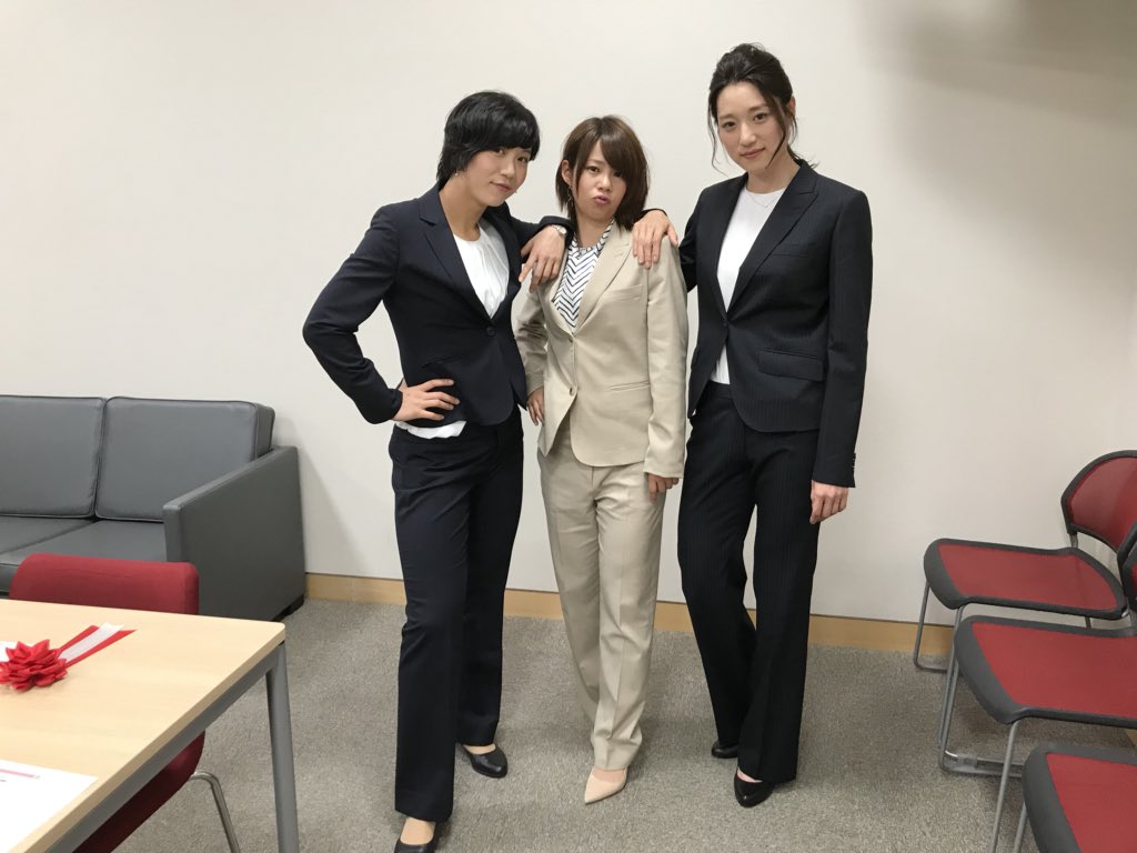 Twitter 上的 Team Japan Jocスポーツ賞 表彰式 髙木美帆選手 菊池彩花選手 髙木菜那選手のバックステージでのオフショットです スピードスケート チームパシュート Speedskating がんばれニッポン T Co Pr7sq41fkd Twitter