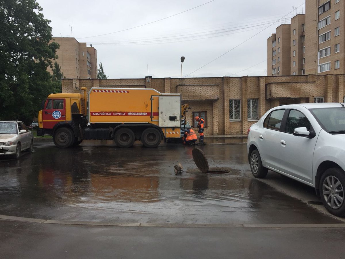 nddavidova1's tweet photo. Служба "Мосводоканал" устраняет причины неприятного запаха около дома 27 #поселениеВоскресенское https://t.co/rmwjxAJ6Cc