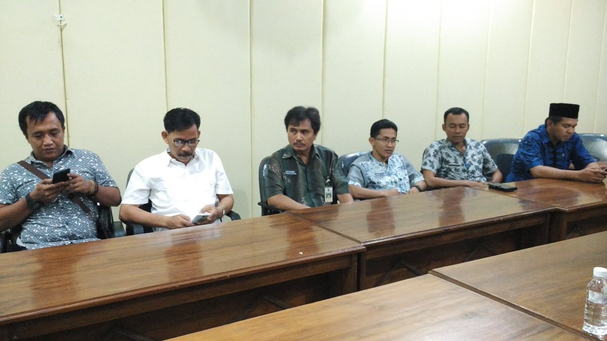 bappeda_pdg's tweet photo. Keluarga Besar Bappeda melaksanakan Buka Puasa Ramadhan 1439 H Bersama di Hari terakhir kerja menjelang Libur Panjang
@Kurniahutama
#bappeda
#pandeglang
#eplapbappeda
#ramadhan
#bukber
Bappeda Pandeglang 08/06 2018 https://t.co/Pktz44dT9q