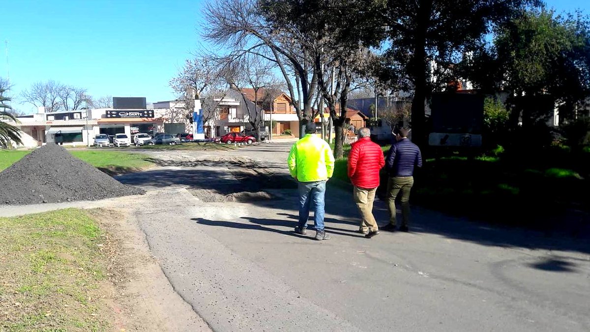 Luego de la pavimentación en calle Prof. Domínguez, estamos realizando trabajos de bacheo profundo en el Acceso Sur (Calle. Sold. Argentino) y en la rotonda de acceso a calle Buenos Aires. 🚧✔️