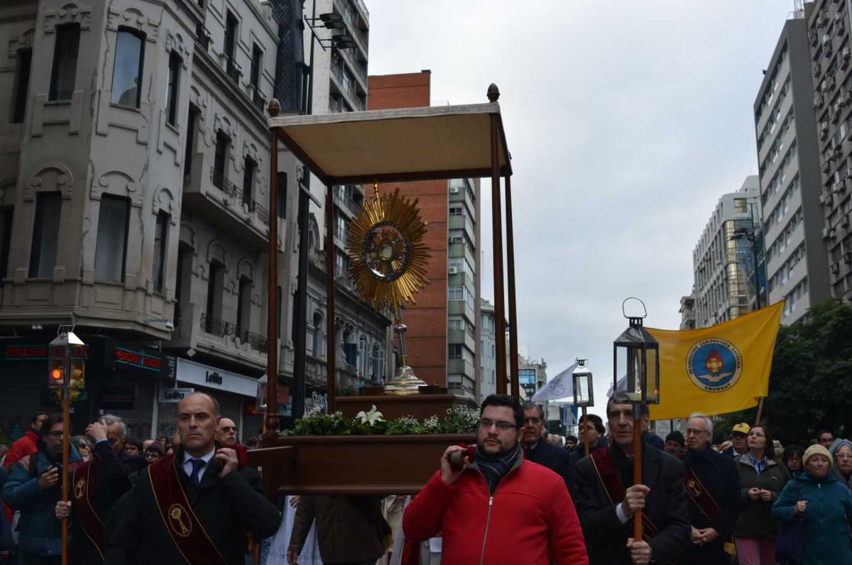 ICM_uy's tweet photo. Miles de personas colmaron la principal avenida de #Montevideo para caminar junto a Jesús en la Eucaristía. En el atrio de la Catedral, el Cardenal @DanielSturla dirigió unas palabras e impartió la Bendición. Revisa más fotos 👉 https://t.co/NV6TexpXOe 📸 #Corpus2018 👣🙏 https://t.co/UeAHjuzDKP