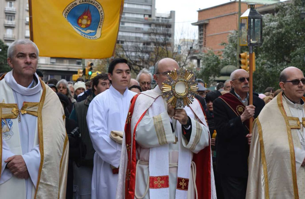 ICM_uy's tweet photo. Miles de personas colmaron la principal avenida de #Montevideo para caminar junto a Jesús en la Eucaristía. En el atrio de la Catedral, el Cardenal @DanielSturla dirigió unas palabras e impartió la Bendición. Revisa más fotos 👉 https://t.co/NV6TexpXOe 📸 #Corpus2018 👣🙏 https://t.co/UeAHjuzDKP