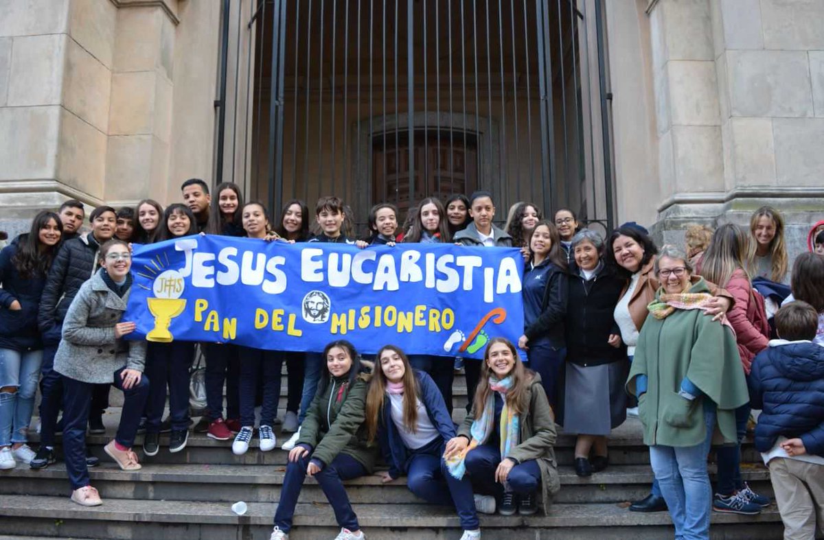 ICM_uy's tweet photo. Miles de personas colmaron la principal avenida de #Montevideo para caminar junto a Jesús en la Eucaristía. En el atrio de la Catedral, el Cardenal @DanielSturla dirigió unas palabras e impartió la Bendición. Revisa más fotos 👉 https://t.co/NV6TexpXOe 📸 #Corpus2018 👣🙏 https://t.co/UeAHjuzDKP