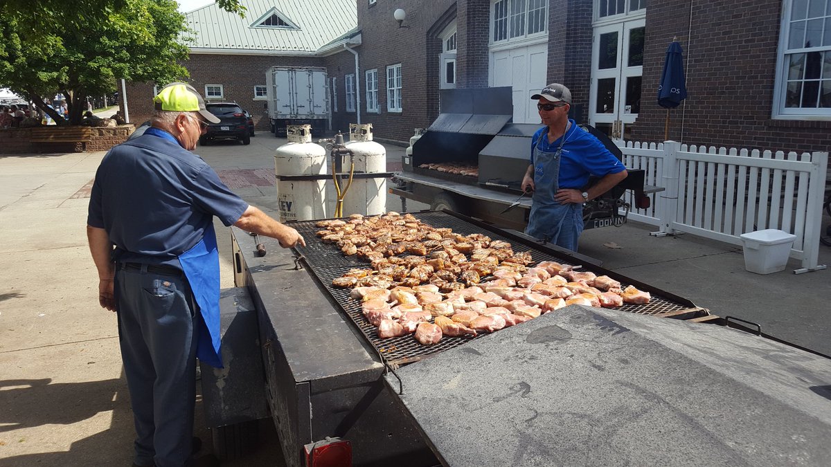 JeffHartwig1's tweet photo. @realpigfarming @IASCPP grilling pork chops. Most photographed meat at #WPX18 https://t.co/TDIOP97bPZ
