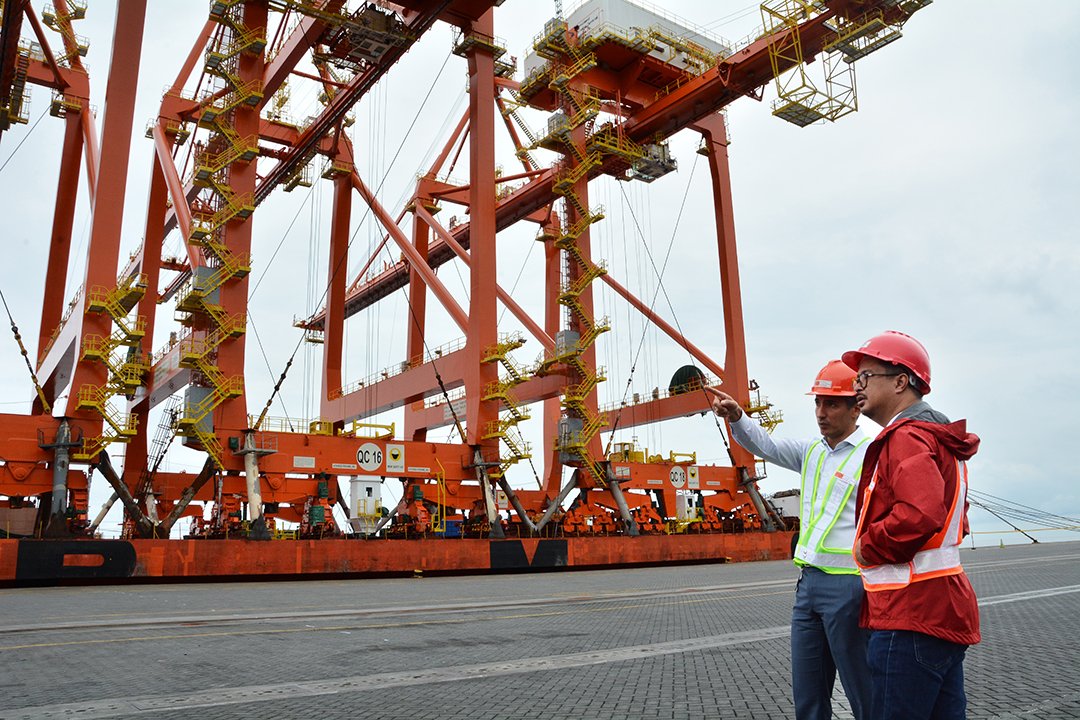 VesselFinder's tweet image. Philippines receives its largest port equipment; ICTSI to boost flagship operation with new cranes
vesselfinder.com/news/12549-Phi… #InternationalContainerTerminalServices #ICTSI #MICT #Philippines #containers #cranews #ZPMC