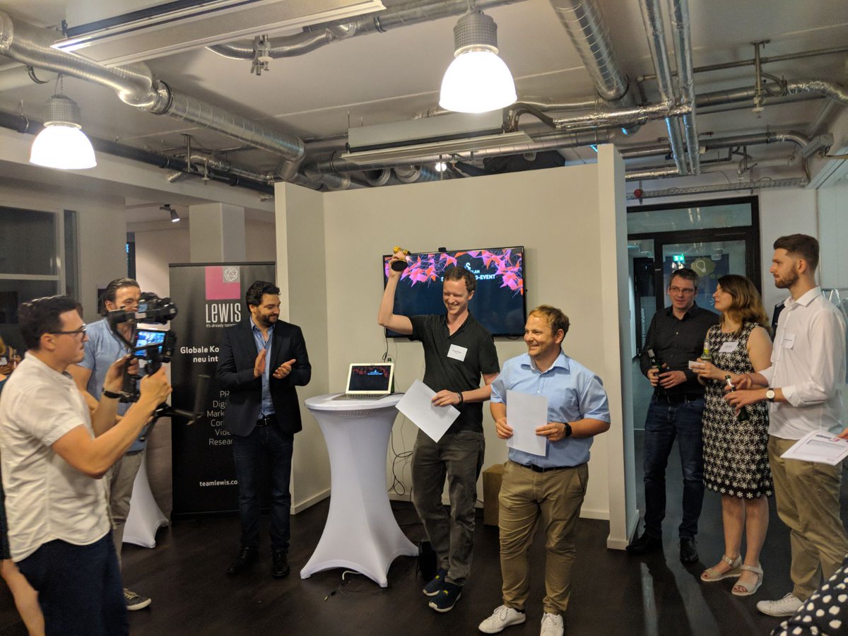content_slam's tweet photo. Um 22:00 Uhr Ortszeit schlossen die Tore des Düsseldorfer Content Slams. Wir bedanken uns bei allen Teilnehmern. Ein besonderer Dank gilt den Sprechern @cro_expert, @NoraCB, Andrea Bartolomeus, @michaelhoecker und unserem Moderator @rossbacher. #Bilder: https://t.co/qjUe9y8Jur https://t.co/2V8yhR4kAg