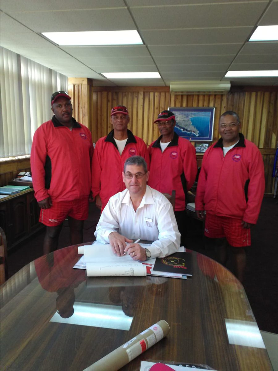MercyMarathon2's tweet photo. The team with  Riversdale Mayor @AIRMERCYSERVICE. https://t.co/abImFGERjb