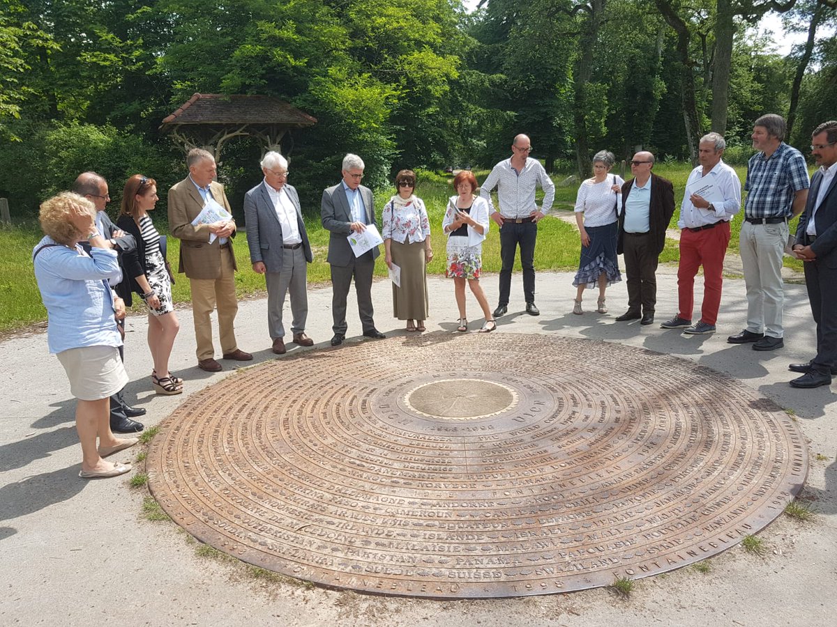 fredvalletoux's tweet photo. Avec les maires du Pays de #Fontainebleau, invités par la Réserve de Biosphère #Unesco et sa présidente @isoline_millot, à mieux connaître ses activités & ses locaux à #Franchard. Tout près de l' "Oeil des Nations", plaque commémorant la création de @IUCN à Fontainebleau en 1948 https://t.co/TJdweaukw6